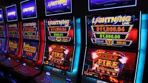 Dealer casino live m77casino sedang melayani pemain dalam sesi taruhan langsung